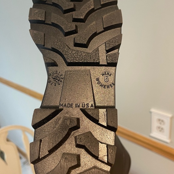 Women’s size 6 black rubber rain boots brand new never worn - Picture 2 of 3